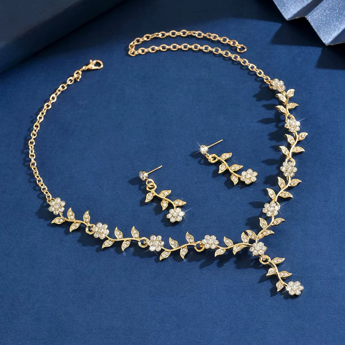 3-Piece Women's Fashion Floral Necklace and Earring Jewelry Set Ideal for Weddings, Parties, and Festival Gifts